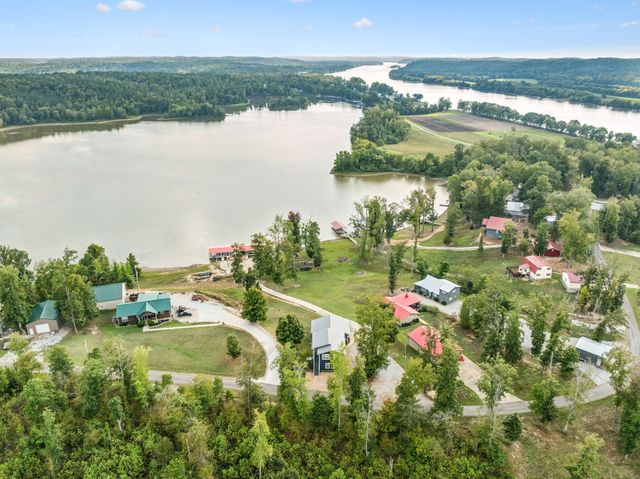 824 Driftwood Dr, Lobelville, TN 37097