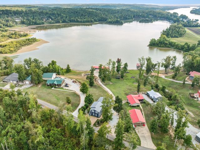 824 Driftwood Dr, Lobelville, TN 37097