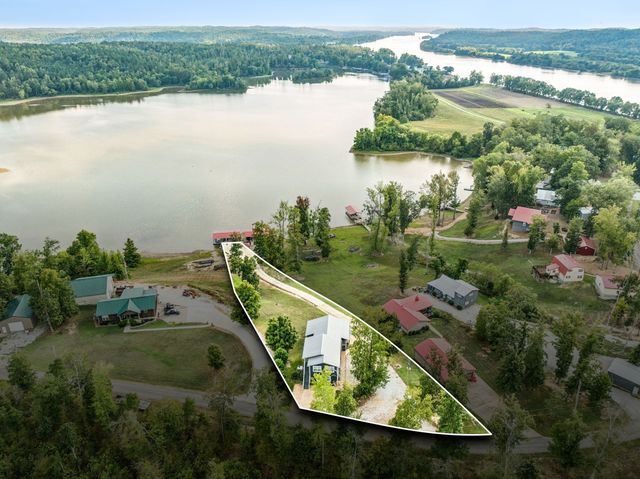 824 Driftwood Dr, Lobelville, TN 37097