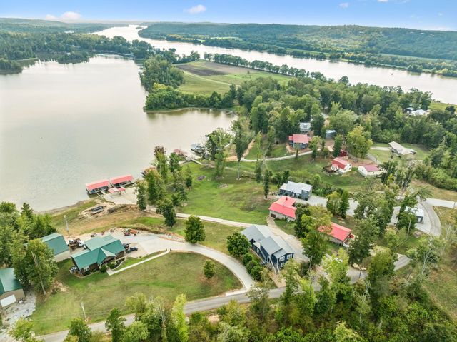 824 Driftwood Dr, Lobelville, TN 37097