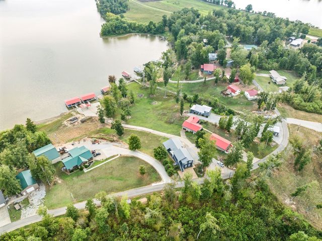 824 Driftwood Dr, Lobelville, TN 37097