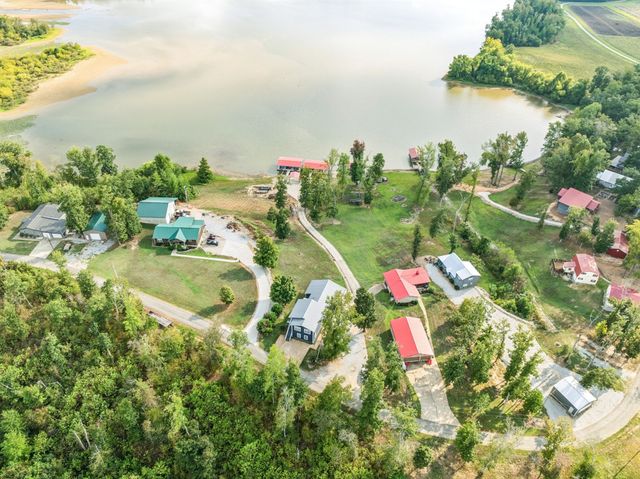 824 Driftwood Dr, Lobelville, TN 37097