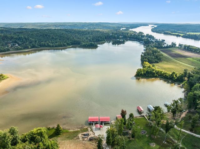 824 Driftwood Dr, Lobelville, TN 37097