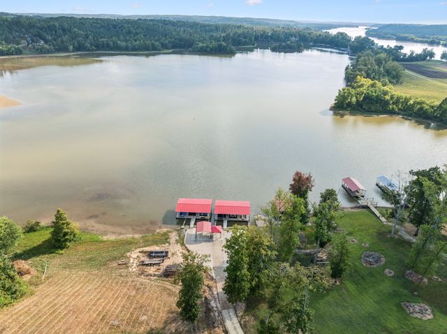 824 Driftwood Dr, Lobelville, TN 37097