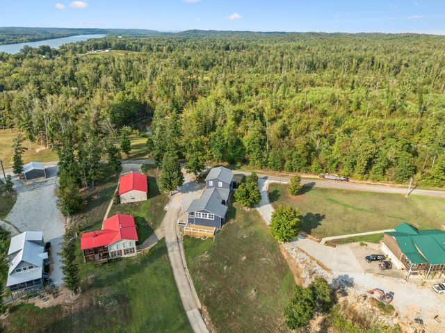 824 Driftwood Dr, Lobelville, TN 37097