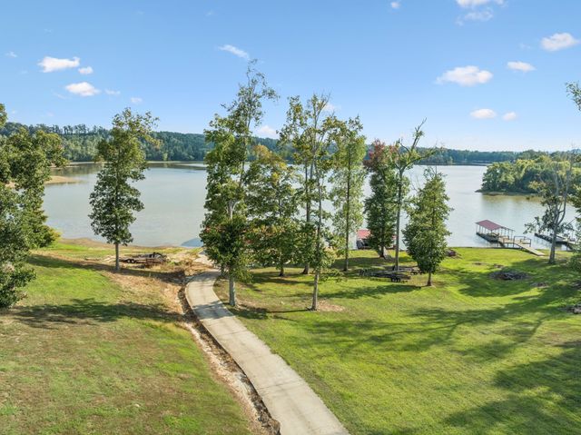 824 Driftwood Dr, Lobelville, TN 37097