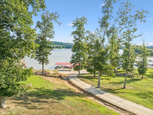 824 Driftwood Dr, Lobelville, TN 37097