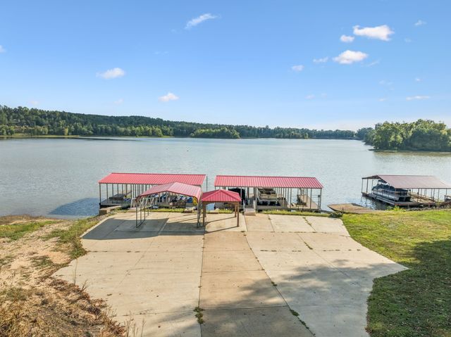 824 Driftwood Dr, Lobelville, TN 37097