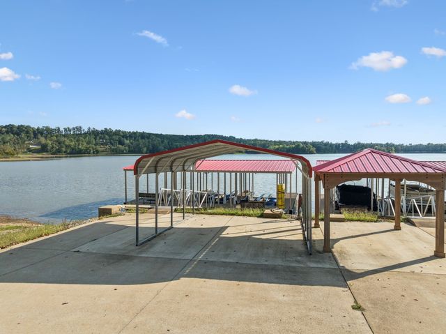 824 Driftwood Dr, Lobelville, TN 37097