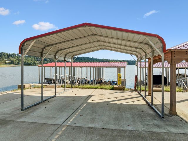 824 Driftwood Dr, Lobelville, TN 37097