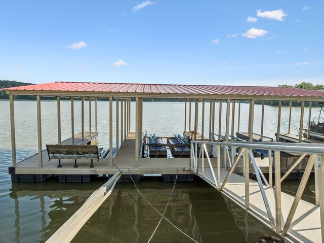 824 Driftwood Dr, Lobelville, TN 37097