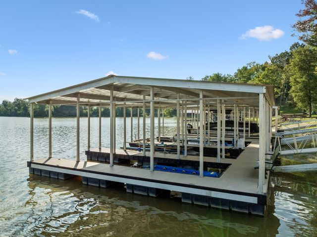 824 Driftwood Dr, Lobelville, TN 37097