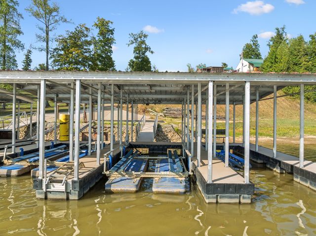 824 Driftwood Dr, Lobelville, TN 37097