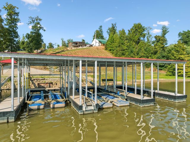 824 Driftwood Dr, Lobelville, TN 37097