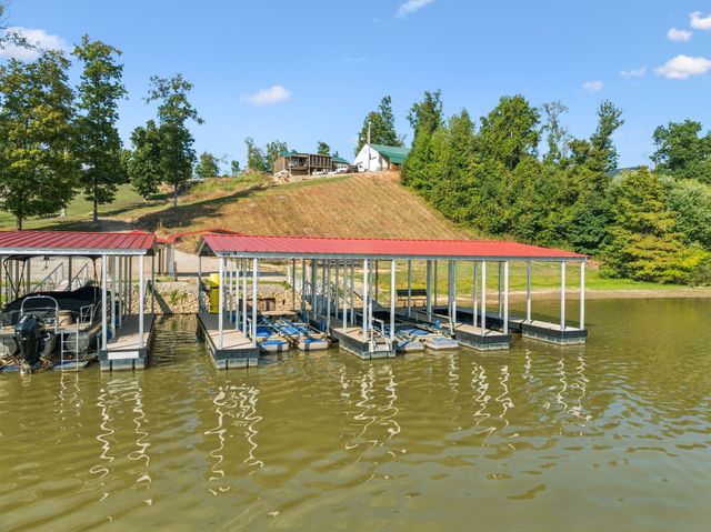 824 Driftwood Dr, Lobelville, TN 37097