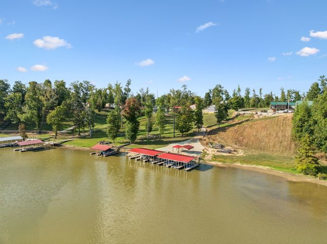 824 Driftwood Dr, Lobelville, TN 37097