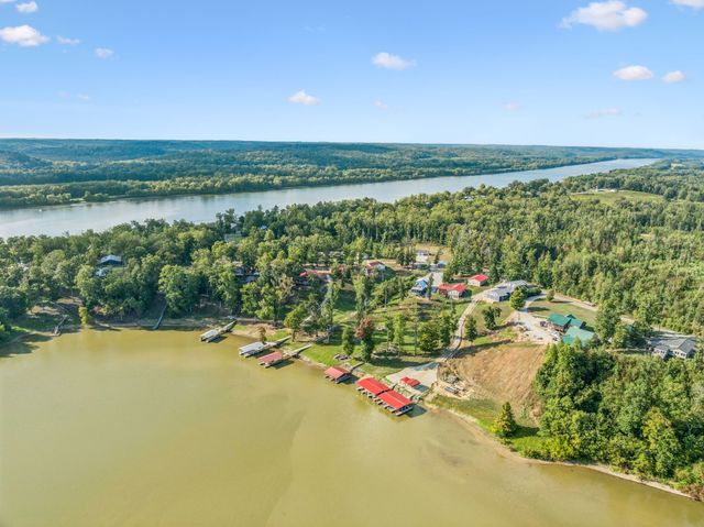 824 Driftwood Dr, Lobelville, TN 37097