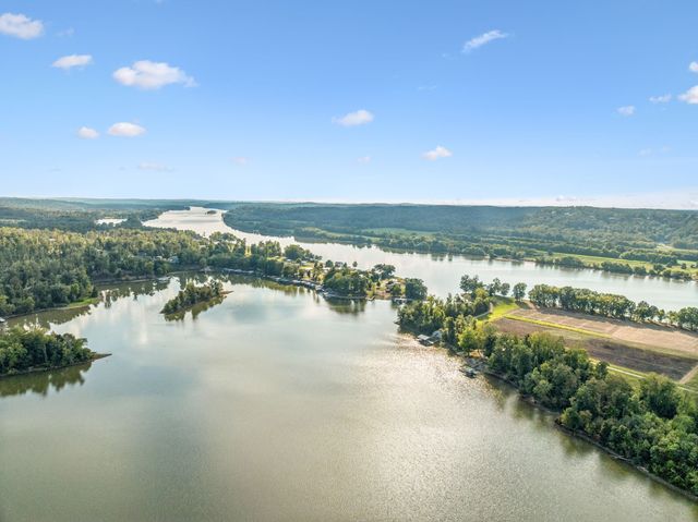 824 Driftwood Dr, Lobelville, TN 37097