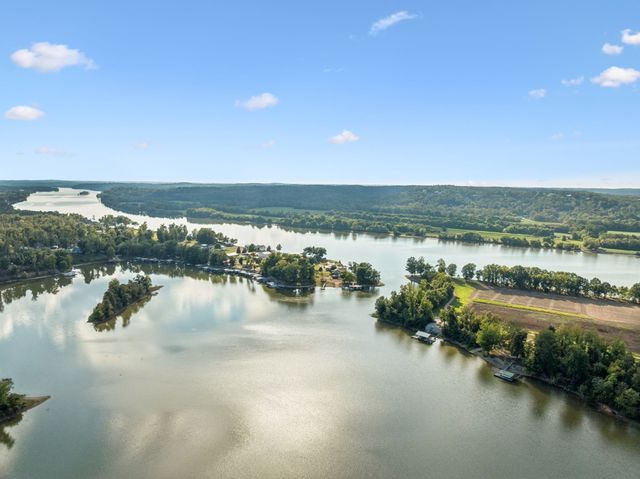 824 Driftwood Dr, Lobelville, TN 37097