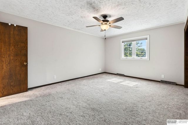 213 Barrington Drive, Gretna, NE 68028