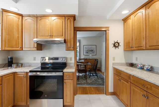16 Williamsburg Drive, Amherst, NH 03031