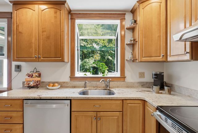 16 Williamsburg Drive, Amherst, NH 03031