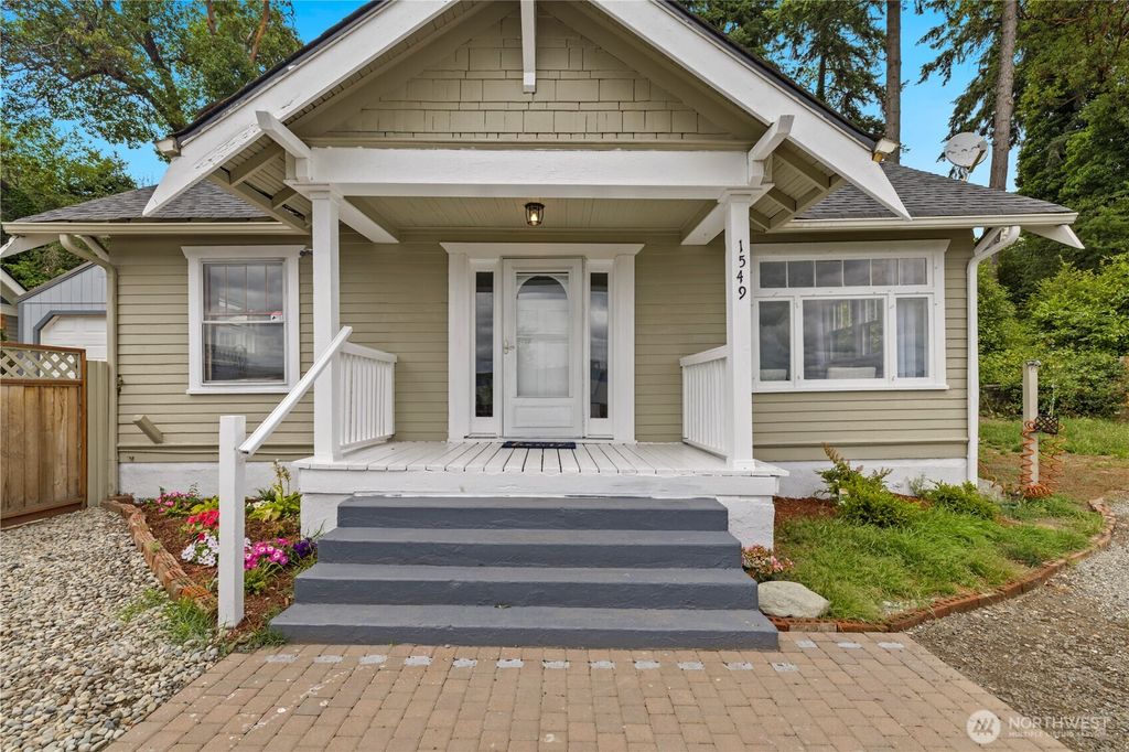 1549 Charleston Beach Road W, Bremerton, WA 98312