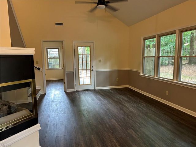 105 Knoll CRST, Yorktown, VA 23692