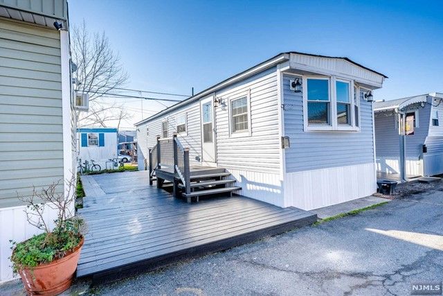9 Helen Drive, Moonachie, NJ 07074