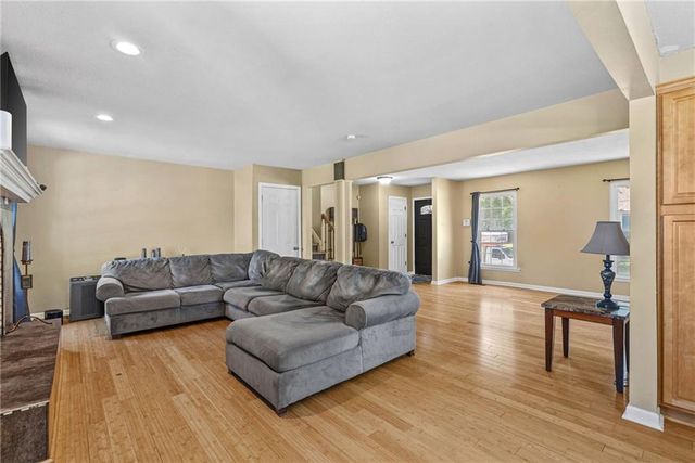 1600 SW 24th Street, Blue Springs, MO 64015