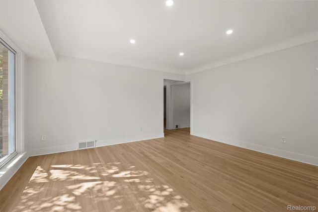 23007 Frederick Avenue, Farmington, MI 48336