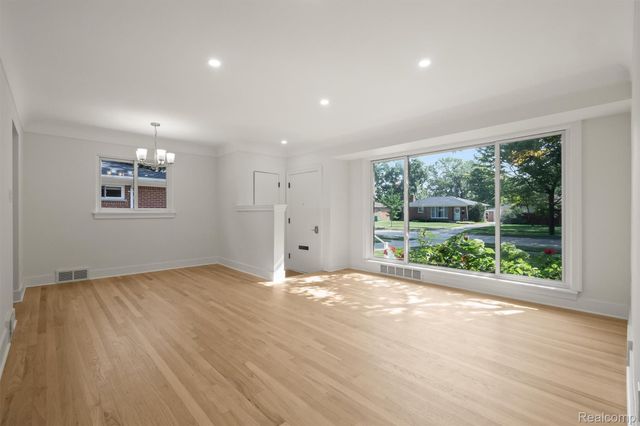 23007 Frederick Avenue, Farmington, MI 48336