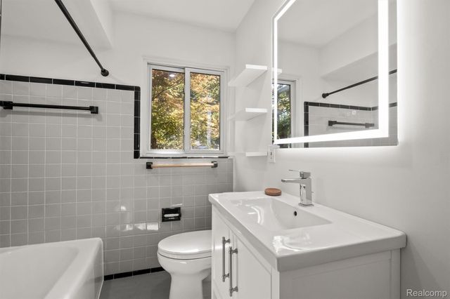 23007 Frederick Avenue, Farmington, MI 48336