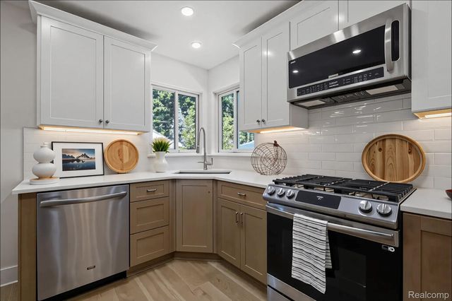 23007 Frederick Avenue, Farmington, MI 48336