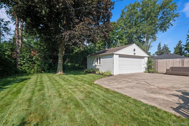 23007 Frederick Avenue, Farmington, MI 48336