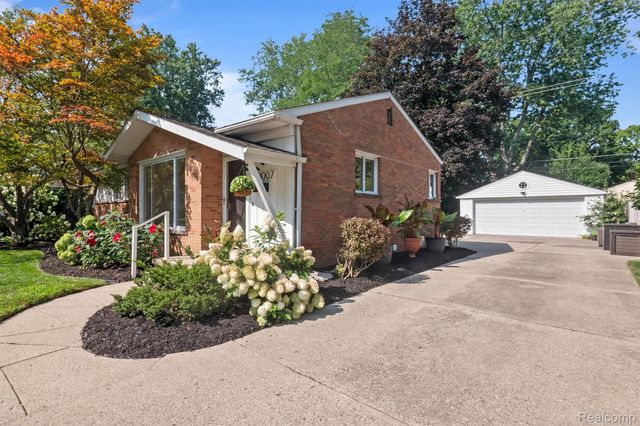 23007 Frederick Avenue, Farmington, MI 48336