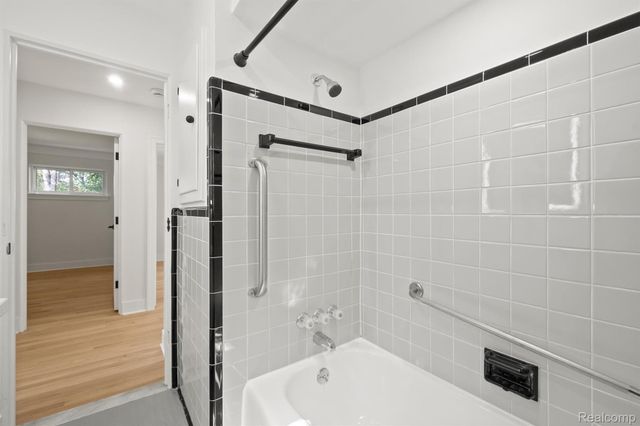 23007 Frederick Avenue, Farmington, MI 48336