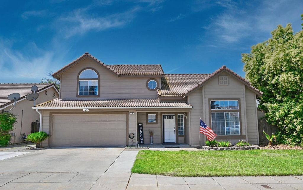 Image 1 of property listing at 870 N Bush Avenue, Clovis, CA 93611