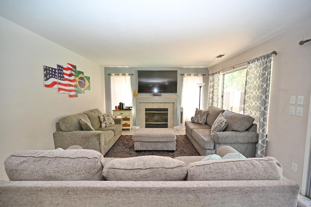Image 10 of property listing at 870 N Bush Avenue, Clovis, CA 93611