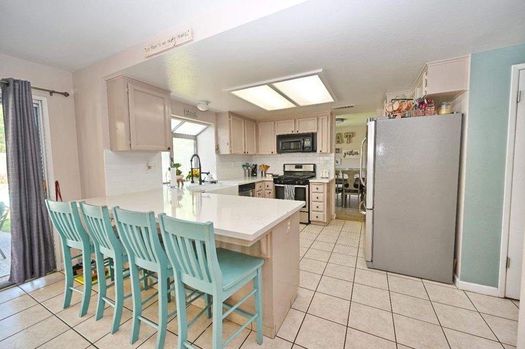 Image 14 of property listing at 870 N Bush Avenue, Clovis, CA 93611