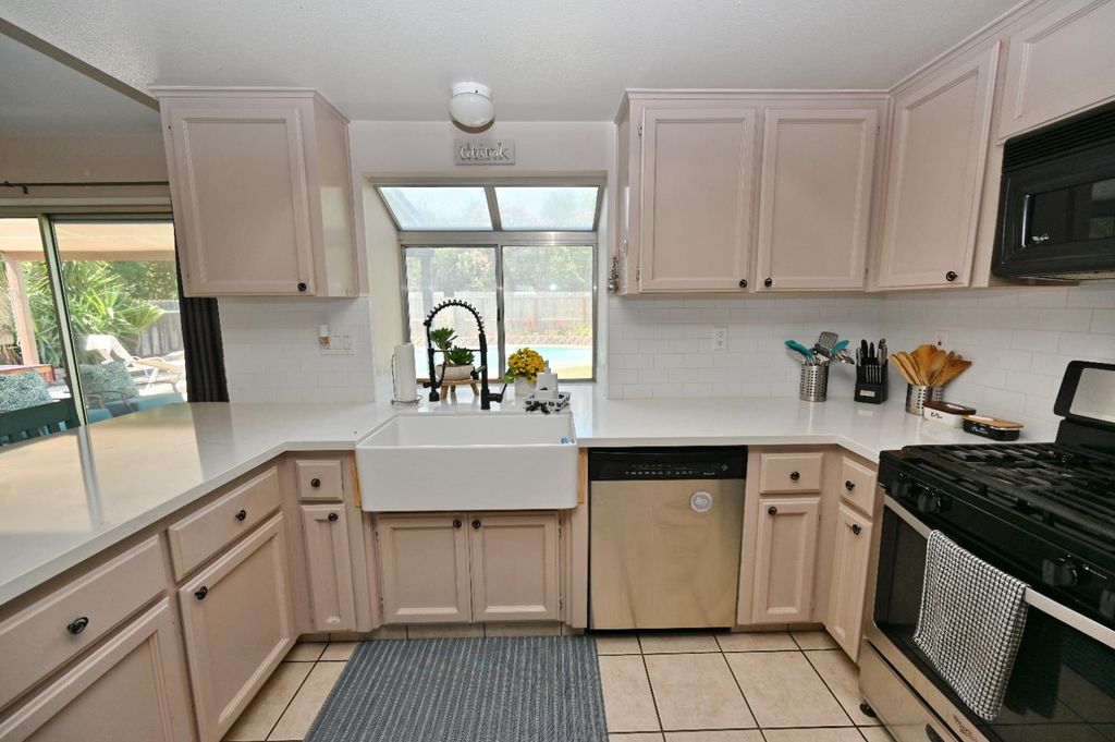 Image 15 of property listing at 870 N Bush Avenue, Clovis, CA 93611
