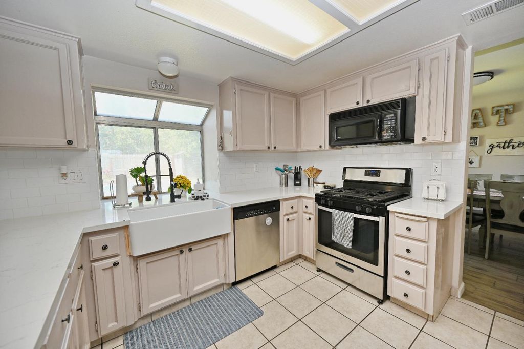 Image 16 of property listing at 870 N Bush Avenue, Clovis, CA 93611
