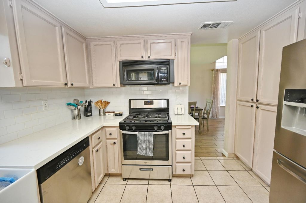 Image 18 of property listing at 870 N Bush Avenue, Clovis, CA 93611