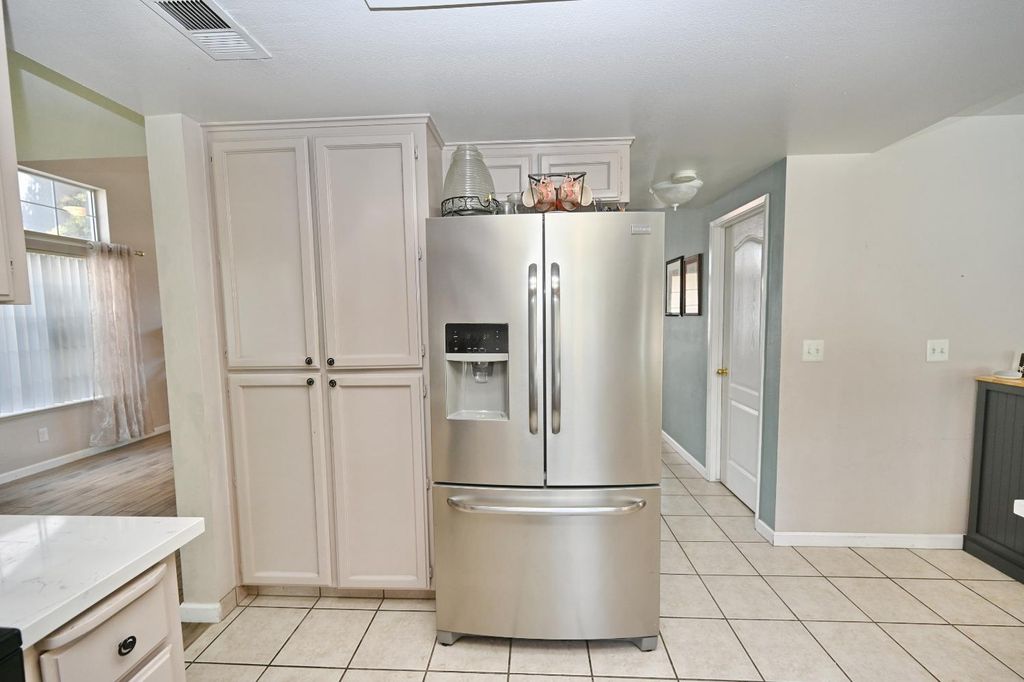 Image 19 of property listing at 870 N Bush Avenue, Clovis, CA 93611