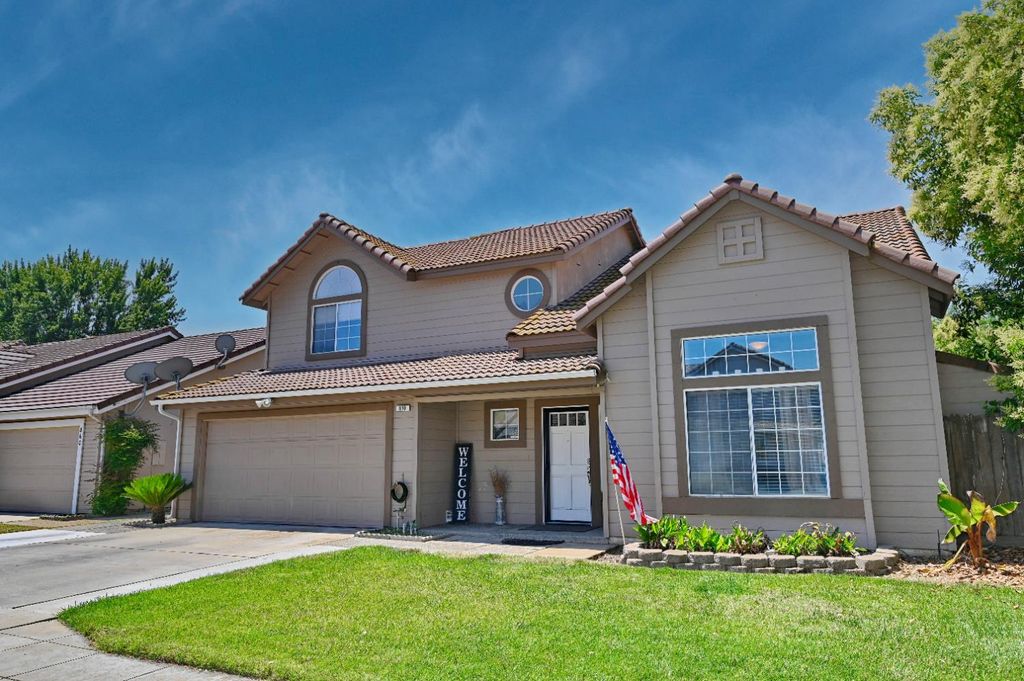 Image 2 of property listing at 870 N Bush Avenue, Clovis, CA 93611