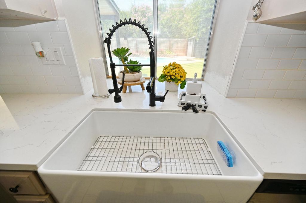 Image 21 of property listing at 870 N Bush Avenue, Clovis, CA 93611