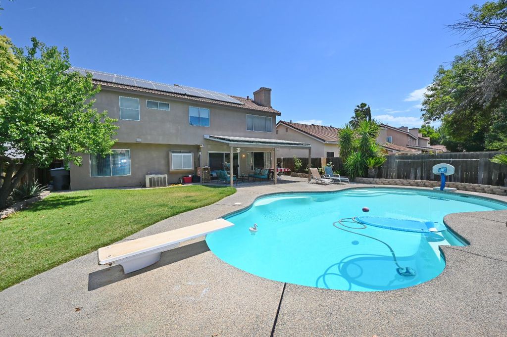Image 3 of property listing at 870 N Bush Avenue, Clovis, CA 93611