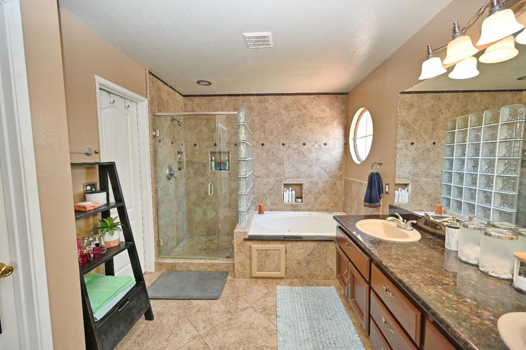 Image 30 of property listing at 870 N Bush Avenue, Clovis, CA 93611