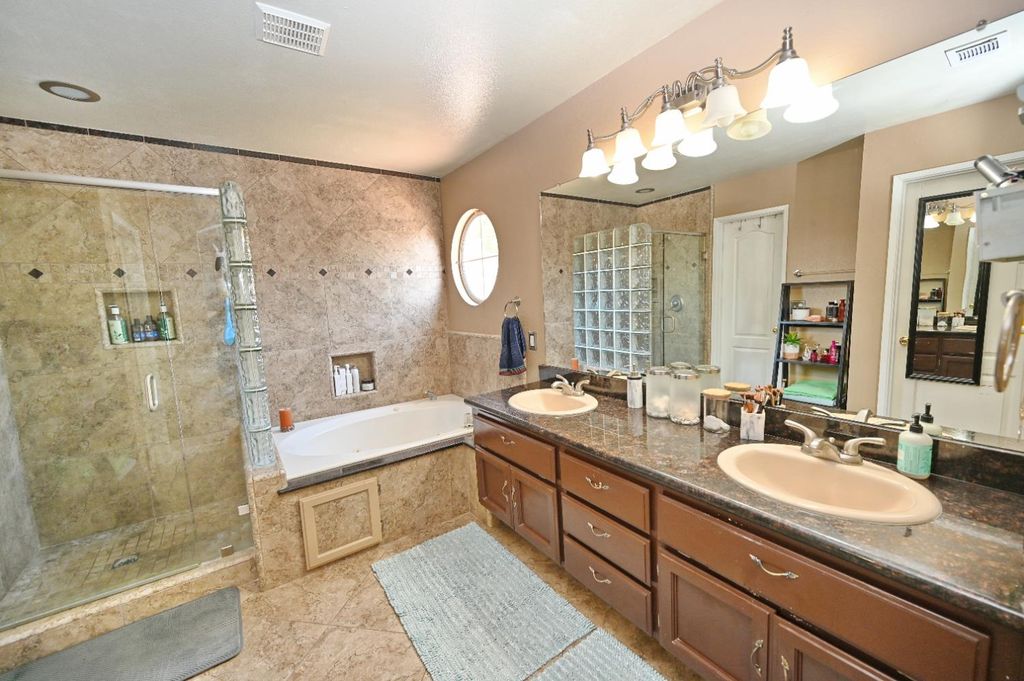 Image 31 of property listing at 870 N Bush Avenue, Clovis, CA 93611