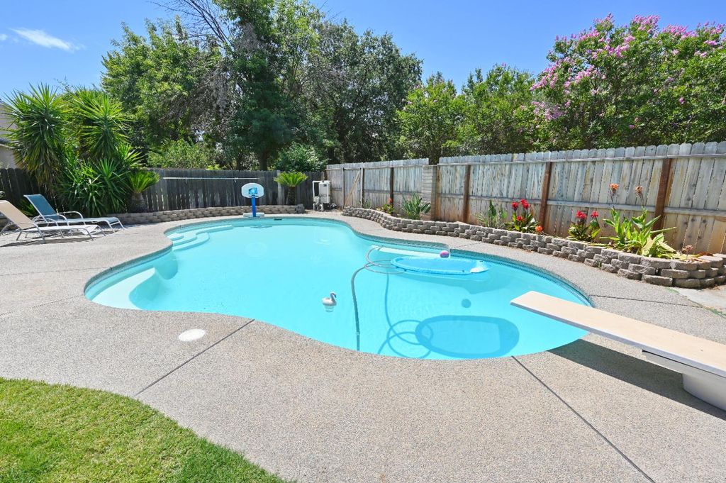 Image 33 of property listing at 870 N Bush Avenue, Clovis, CA 93611